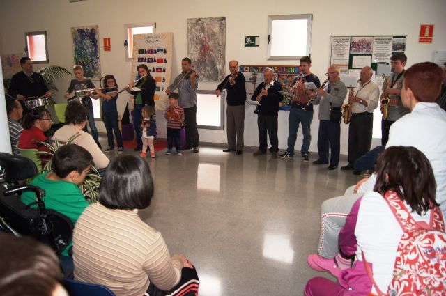 La Orquesta de La Dolorosa ofrece un mini-concierto a los usuarios del Centro de Día de Personas con Enfermedad Mental y Centro Ocupacional 'José Moyá Trilla'