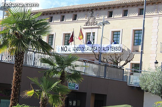 Se coloca una pancarta en la fachada principal del Ayuntamiento contra el proyecto de la Línea de Alta Tensión en los municipios de Totana y Aledo