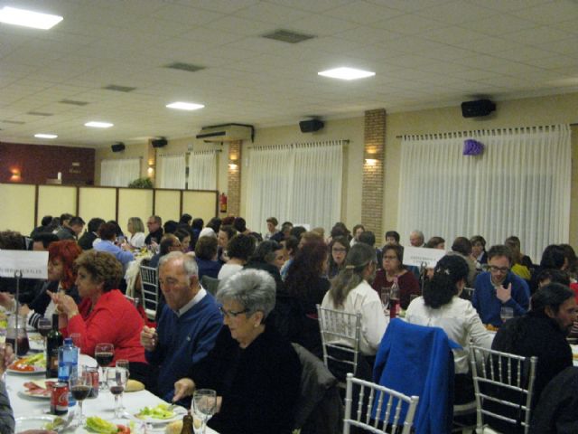 Varias decenas de personas asisten a la cena conmemorativa del 'Día de la Mujer Trabajadora'