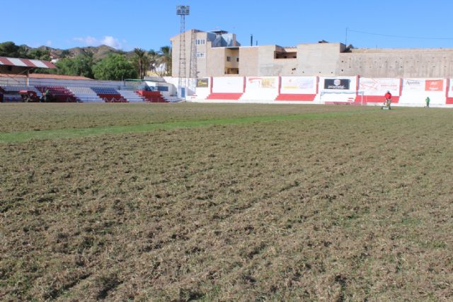 La Concejalía de Deportes acomete la resiembra de invierno del césped del estadio municipal 'Juan Cayuela', que no se podrá utilizar hasta enero