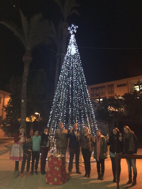 El alcalde asiste al acto de encendido del árbol de Navidad de los comerciantes de la avenida de Lorca