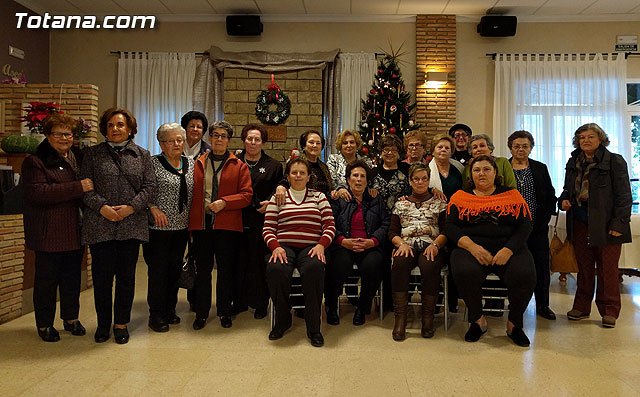 La Asociación de Amas de Casa de las Tres Avemarías celebró su tradicional comida de Navidad