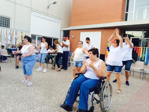 El Centro de Día para la Discapacidad Intelectual 'José Moyá Trilla' celebra el acto de clausura del fin de curso 2015/2016 en el transcurso de un encuentro entrañable con muchas sorpresas