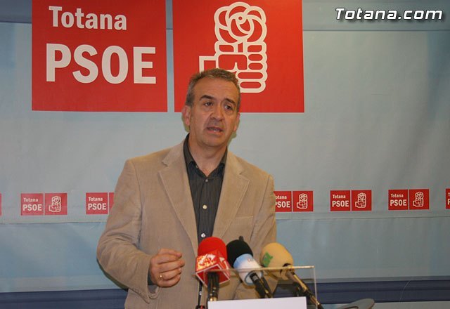 El portavoz de los socialistas totaneros, Juan Fco. Otálora, en una foto de archivo / Totana.com