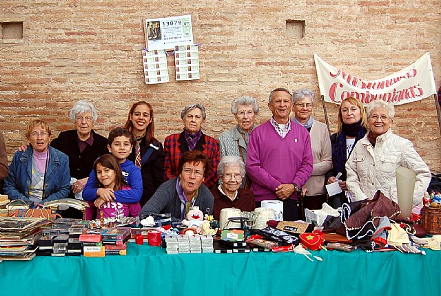 Imagen de archivo con algunos de los voluntarios del mercadillo solidario de 2011