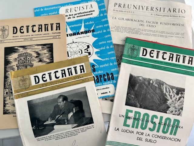 Donan al Archivo Municipal unos ejemplares de la revista “Deitania”, del Instituto Laboral de Totana que se editaba en la década de los cincuenta