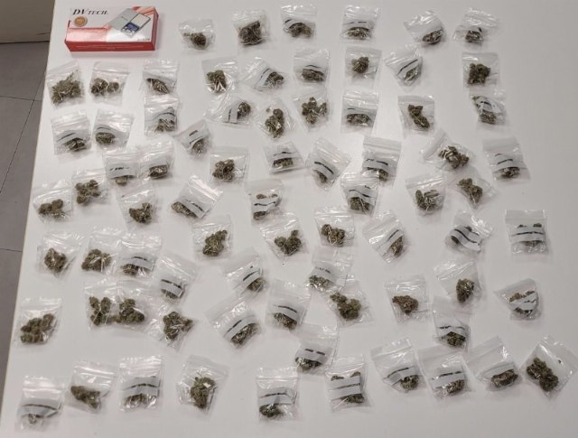 Detienen a un individuo por tráfico de drogas, en cuya operación se han incautado 75 dosis de marihuana