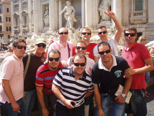 Miembros de la Tuna en la Fontana de Trevi