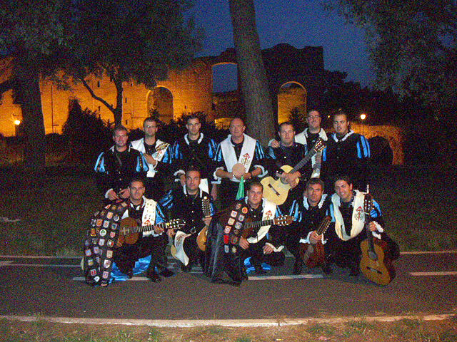 La Tuna de Totana ante las Termas de Caracalla