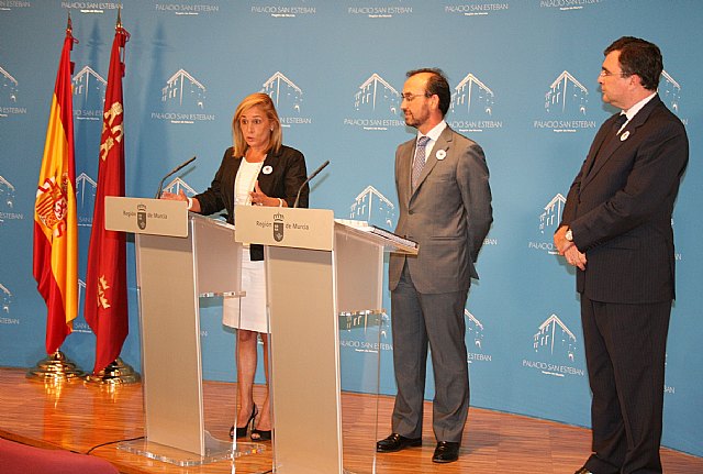 En la imagen, la portavoz del Gobierno regional, María Pedro Reverte, junto a los consejeros de Universidades, Empresa e Investigación, Salvador Marín, y de Obras Públicas y Ordenación del Territorio, José Ballesta / CARM