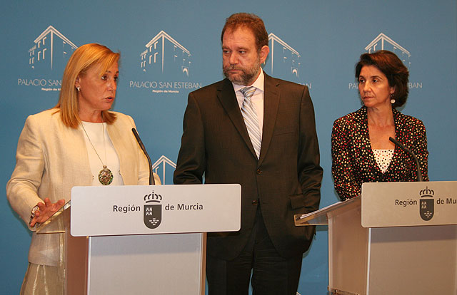 La portavoz del Gobierno regional, María Pedro Reverte, el consejero de Educación, Formación y Empleo, Constantino Sotoca, y la consejera de Economía y Hacienda, Inmaculada García, en la rueda de prensa para informar de los asuntos acordados por el Consejo de Gobierno