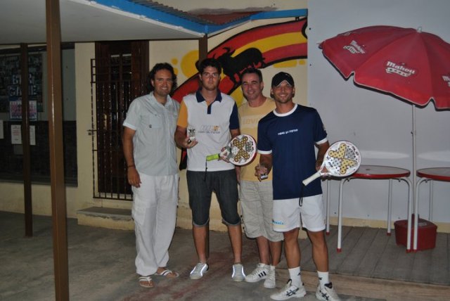 Los campeones, junto al presidente de la Federación