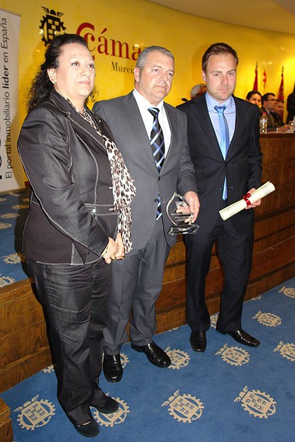 Entrega del premio con los responsables de Construcciones Palomares junto a la directora General de Vivienda, Yolanda Muñoz