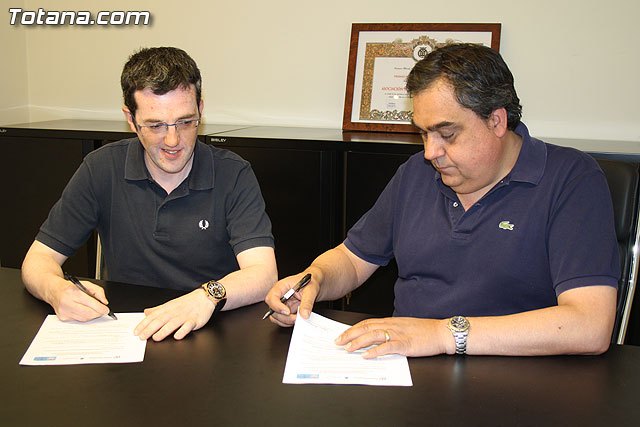Juan Antonio Cánovas y Francisco Andreo durante la firma del convenio