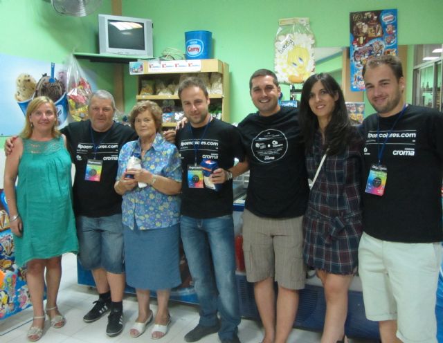 Miembros de la organización junto a representantes de Cáritas Totana