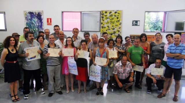El director gerente del Instituto Murciano de Acción Social, Fernando Mateo, junto a la alcaldesa de Totana, Isabel María Sánchez, durante la entrega de diplomas a los 21 usuarios del Servicio de Apoyo Psicosocial de dicho municipio.