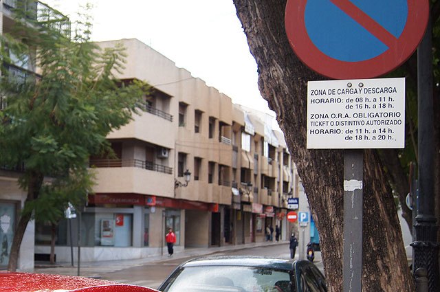 La Policía Local intensifica la vigilancia para el cumplimiento de la normativa de estacionamientos reservados a carga y descarga