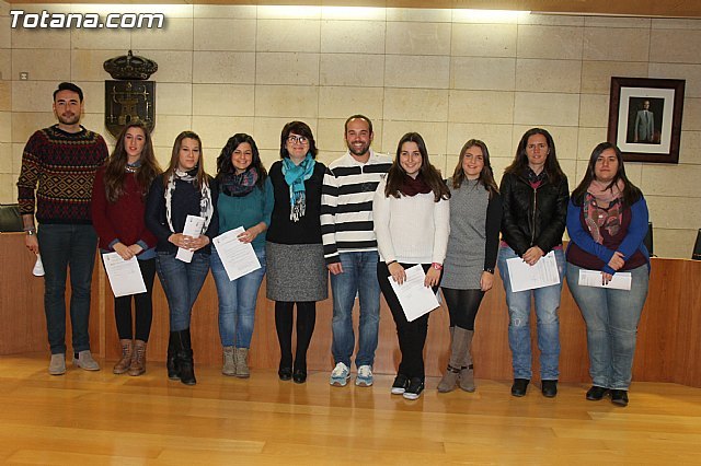 Ocho estudiantes de la Universidad de Murcia firman un convenio de colaboración para participar en un programa de refurzo educativo