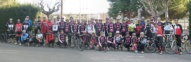 Momentos antes de la salida de la ruta en el Polideportivo Municipal
