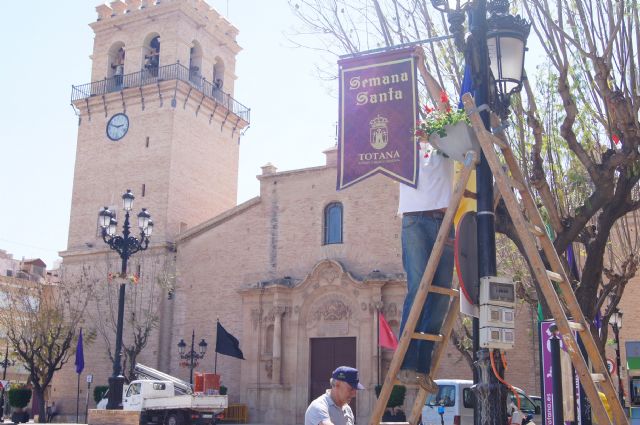 Engalanan con una treintena de banderolas ornamentales las principales calles por donde transcurrirán los desfiles procesionales de Semana Santa
