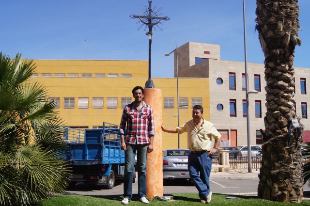 El artesano José Moreno Andanuche regala al pueblo de Totana una cruz de hierro forjado