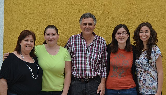 De izda a derecha: Margarita León (profesora del C.F.G.M. Peluquería), Clementa Guerrero (alumna de 2º curso de Peluquería), Antonio Guevara (Jefe de Estudios), Mª Isabel Jiménez (profesora del C.F.G.M. Peluquería) y Lorena Ortega (alumna de 2º curso de Peluquería)