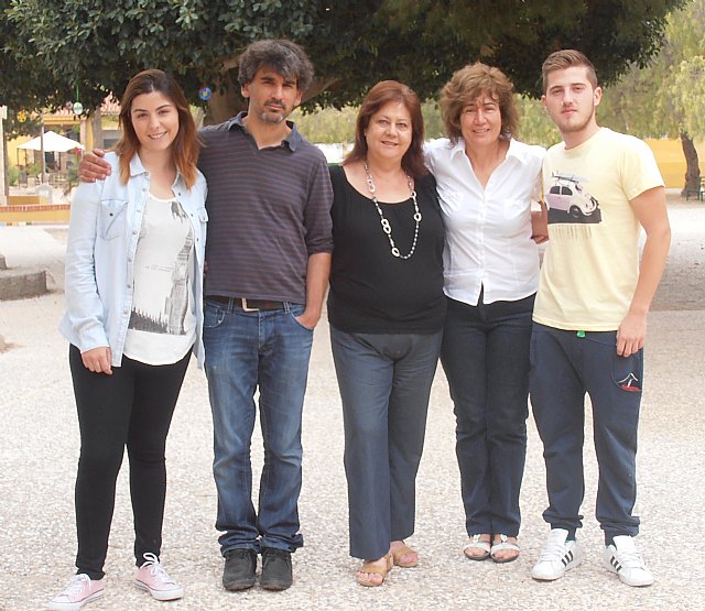 De izda.  a derecha: Catalina Tudela (alumna de 2º curso de Peluquería), José Antonio Martínez (coordinador proyectos europeos), Margarita León (profesora del C.F.G.M. Peluquería), Ascensión Máiquez (profesora del Departamento de Francés) y Sergio Martínez (alumno de 2º curso de Peluquería).