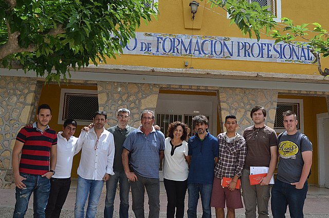 De izda. a derecha: Pedro Javier Romero y Rubén Navarro (alumnos de 2º curso del Ciclo Formativo de Grado Medio «Acabados de Construcción», Joaquín Yáñez, profesor del C.F.G.M. «Instalaciones Eléctricas y Automáticas», Alfonso Daniel Renard, profesor del C.F.G.M. «Acabados de Construcción», Francisco Jesús Nicolás, profesor del C.F.G.M. «Instalaciones Eléctricas y Automáticas», Marisol García, Directora del IES Prado Mayor, José Antonio Martínez (coordinador proyectos europeos), Yherman Ismael Delgado, Antonio José Pallarés y Francisco José Cánovas, alumnos de 2º curso del Ciclo Formativo de Grado Medio «Instalaciones Eléctricas y Automáticas».