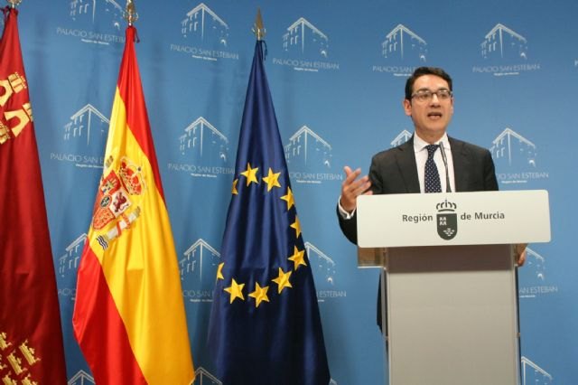 El portavoz del Ejecutivo regional, José Gabriel Ruiz, en la rueda de prensa para explicar los asuntos tratados en la reunión del Consejo de Gobierno / CARM