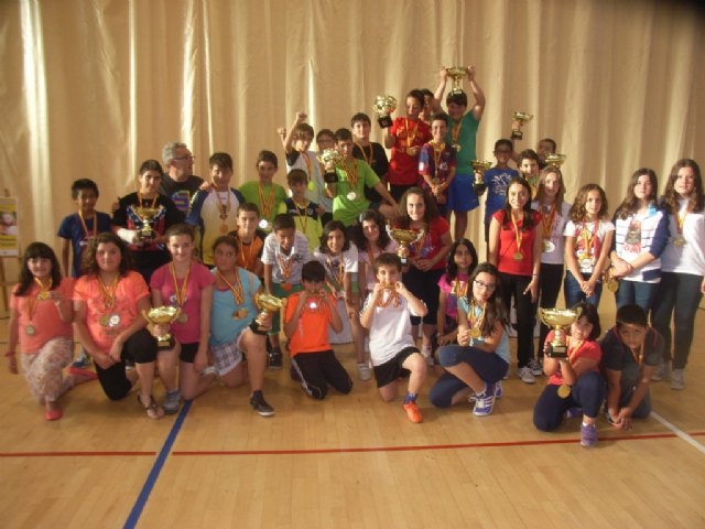 La concejalía de Deportes llevó a cabo la entrega de trofeos de la fase local de multideporte, baloncesto, balonmano y futbol sala, de Deporte Escolar