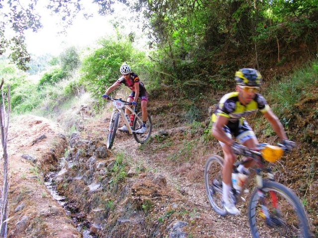 Antonio Martínez encarando una curva cerrada en Riopar