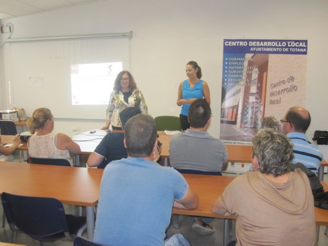 Una veintena de personas participan en la jornada 'Emprende ya'
