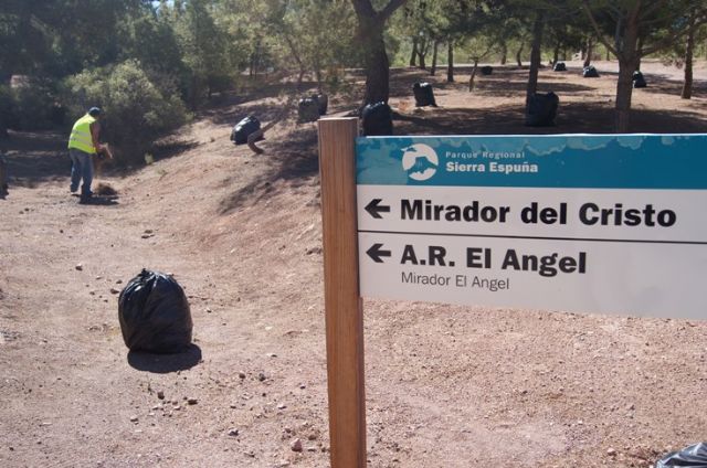 El ayuntamiento realiza una campaña de limpieza en las zonas recreativas en las inmediaciones de La Santa