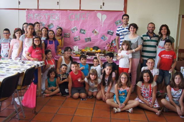 Más de 100 niños participan en las actividades de cocina, pintura, moldeado y fotografía
