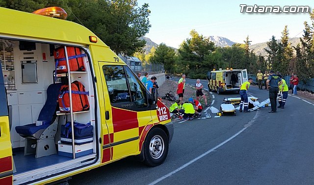 La Guardia Civil auxilia a dos ciclistas que sufrieron un aparatoso accidente en la carretera MU-503