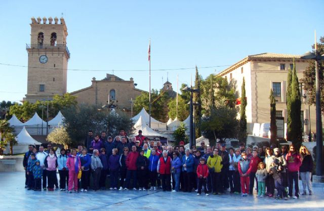 Cerca de un centenar de personas participan en la Caminata Popular