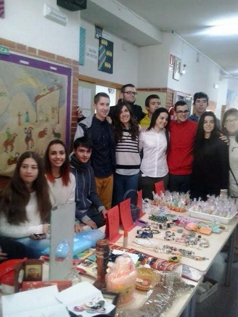 Se celebra un mercadillo solidario en el IES 'Juan de la Cierva' de Totana
