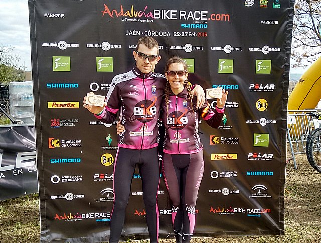 Antonio Martínez y Lidia Fernández con sus placas de Finisher