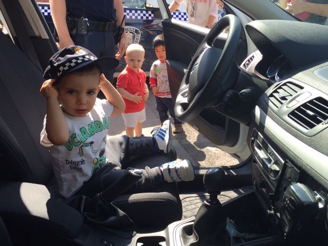 Los alumnos de la Escuela Infantil Municipal 'Clara Campoamor' participan en una jornada a través de la cual conocen a los cuerpos y fuerzas de seguridad y emergencias