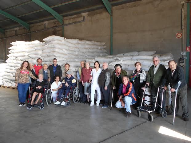 El Centro de Día para Personas Mayores Dependientes realiza una visita a un secadero de Totana dentro de las actividades lúdicas de otoño