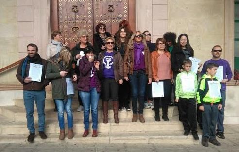 La Marcha de Apoyo a las Víctimas de Violencia de Género por las calles del casco urbano se celebra con la presencia de varias decenas de personas