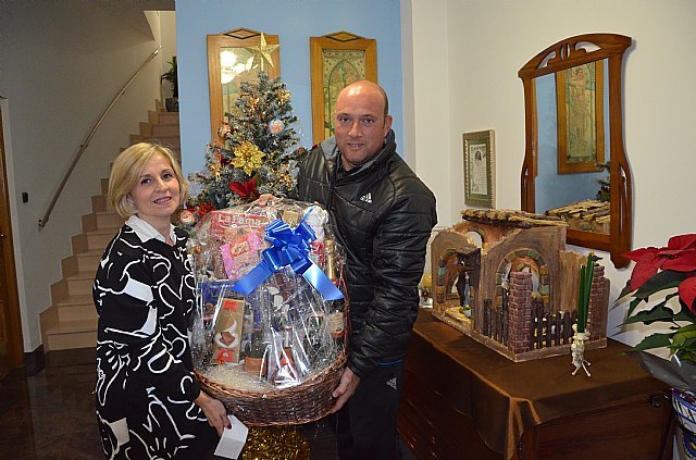 La Hermandad de Santa María Magdalena entrega su tradicional cesta de Navidad