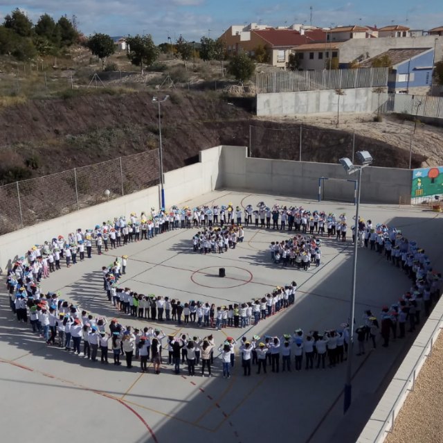 El CEIP La Cruz saca su mejor sonrisa en el “Día de la Paz”