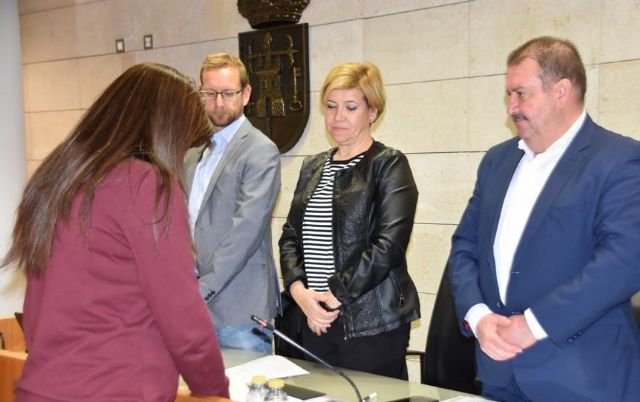 Toma posesión la nueva concejala del Grupo Municipal Popular, Eulalia Hernández López, que sustituye en el cargo a Francisco José Martínez Casanova