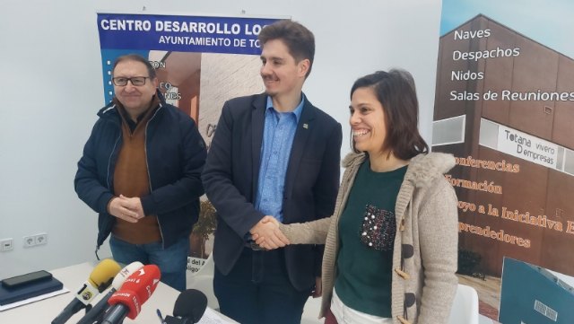 Ceden una nave del Vivero de Empresas a una emprendedora para desarrollar una actividad de vehículos camperizados