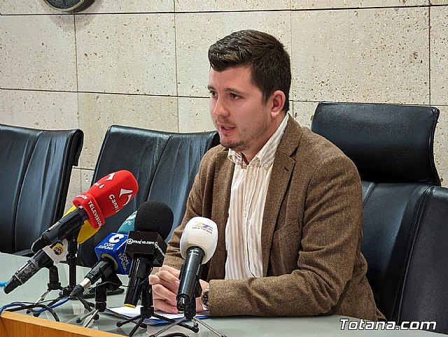 El concejal de Hacienda anuncia el acuerdo de presupuestos de 2024 entre los grupos del PP y Ganar Totana-IU