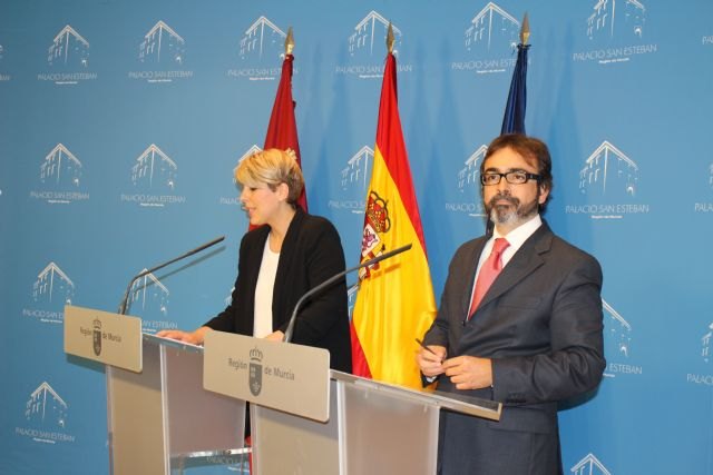 La portavoz del Gobierno regional, Noelia Arroyo, y el consejero de Fomento e Infraestructuras, Pedro Rivera, en la rueda de prensa para informar de los asuntos del Consejo de Gobierno / CARM