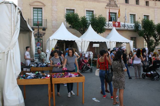 Se inaugura la 9ª Feria Outlet de Totana que se celebra durante este fin de semana en la plaza de la Constitución, con siete expositores que ofrecerán artículos de temporada a precios rebajados