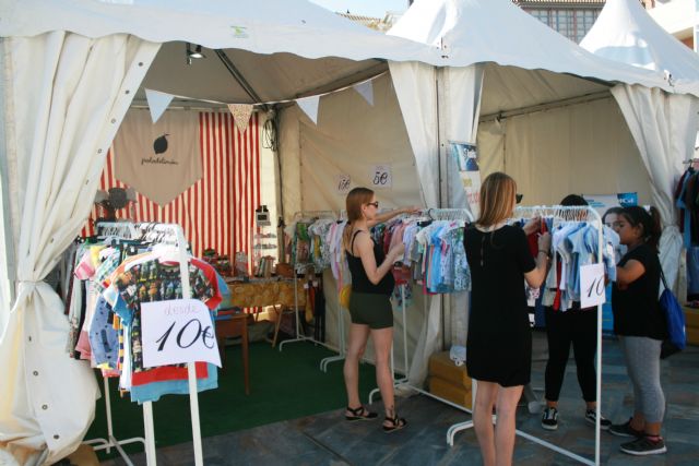 Inaugurada la Feria de la Primavera del Comercio que se celebra en la plaza de la Balsa Vieja hasta este domingo con siete expositores