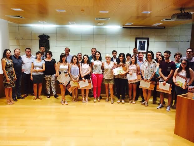 Se entregan los certificados acreditativos a los tres universitarios